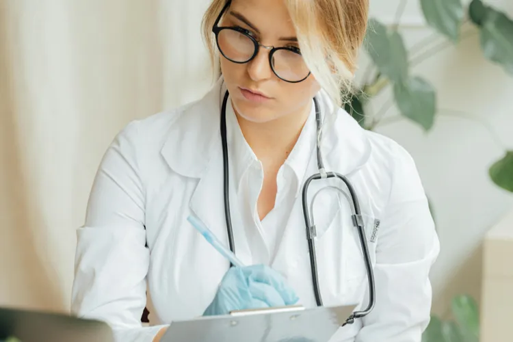 Dokter in opleiding tijdens coschap geneeskunde