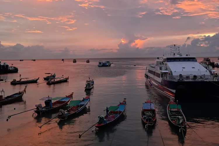 Haven in Zuidoost-Azië bij zonsondergang