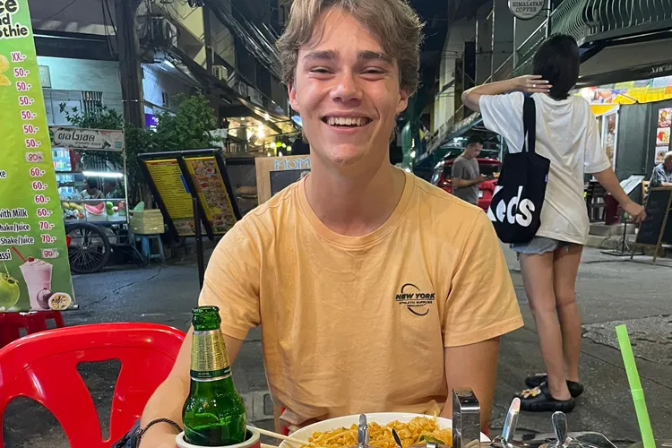 Boris uit eten in Zuidoost-Azië tijdens zijn tussenjaar